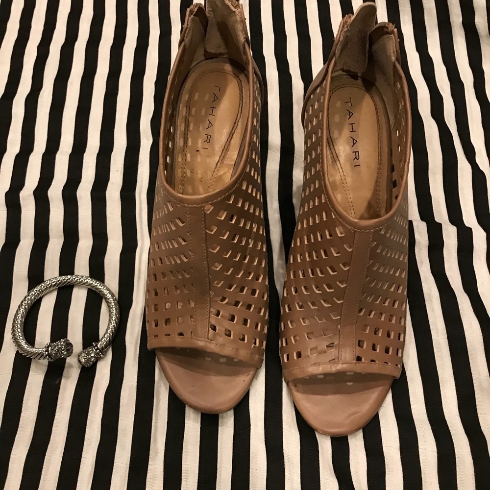 Gorgeous Tahari shootie heels!